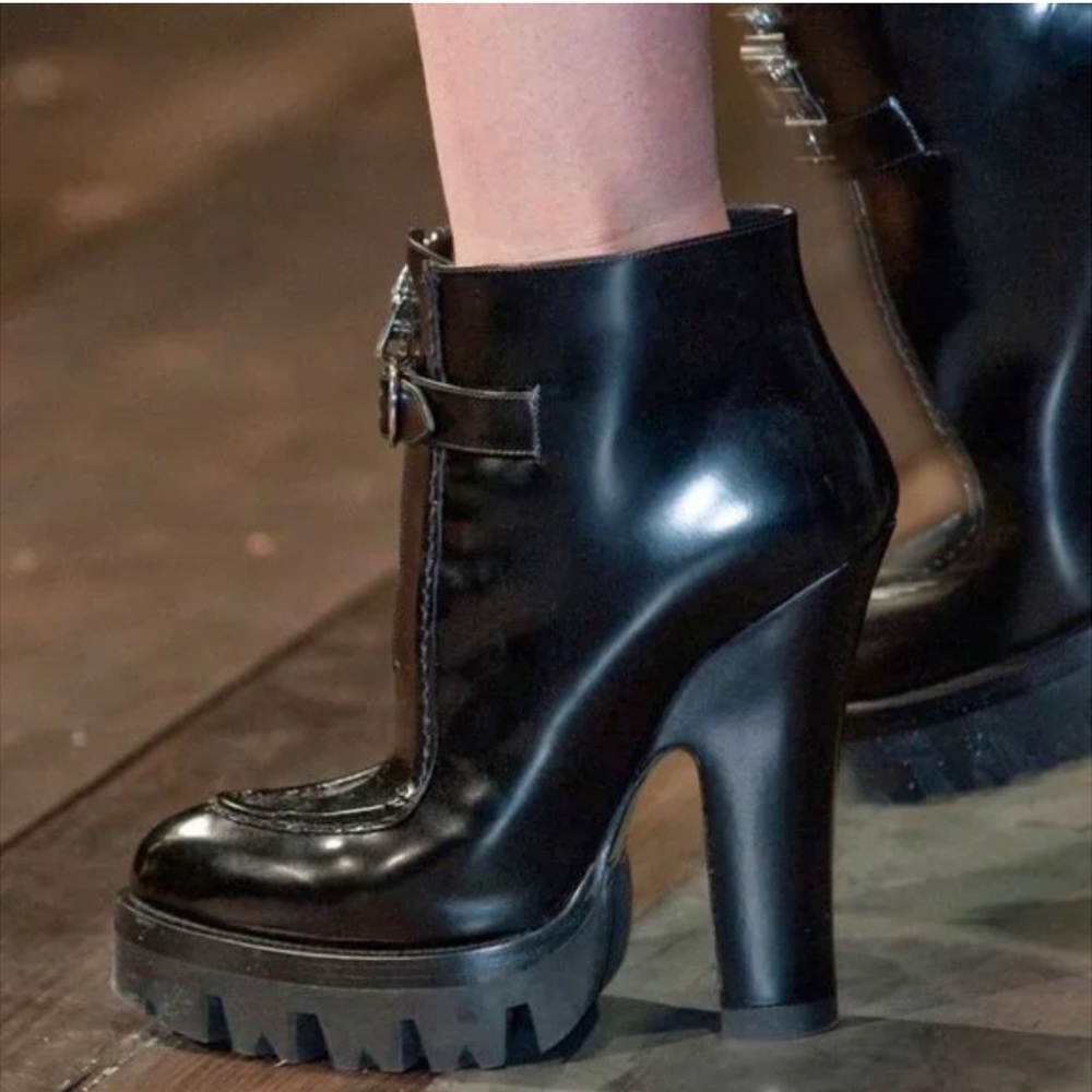 Prada zip buckle lug sole bootie black leather size EU 37 US 6/6.5